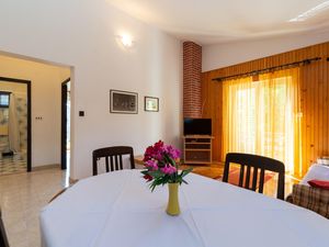 23736754-Ferienwohnung-7-Starigrad-Paklenica-300x225-3