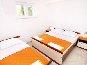 18322126-Ferienwohnung-4-Starigrad-Paklenica-300x225-4