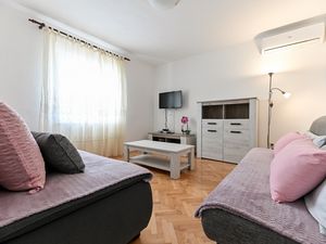 18750778-Ferienwohnung-7-Starigrad-Paklenica-300x225-1