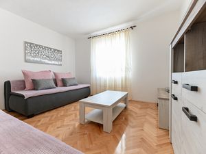 18750778-Ferienwohnung-7-Starigrad-Paklenica-300x225-2