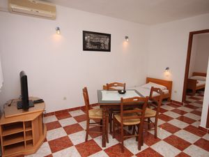 18964355-Ferienwohnung-4-Starigrad-Paklenica-300x225-2