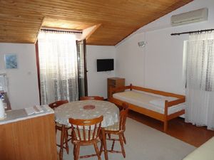 19046455-Ferienwohnung-4-Starigrad-Paklenica-300x225-3