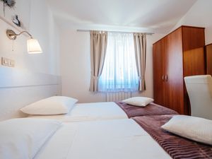 21949053-Ferienwohnung-2-Starigrad-Paklenica-300x225-5