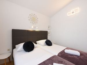 21949069-Ferienwohnung-4-Starigrad-Paklenica-300x225-4