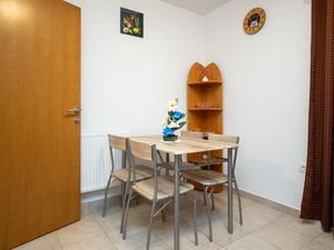 22146623-Ferienwohnung-2-Starigrad-Paklenica-300x225-1