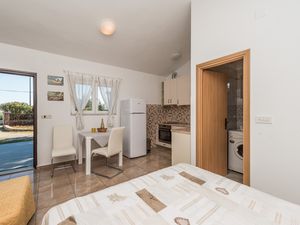 22308999-Ferienwohnung-2-Starigrad-Paklenica-300x225-1