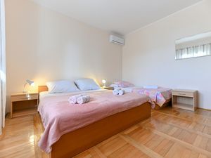 22309273-Ferienwohnung-6-Starigrad-Paklenica-300x225-5