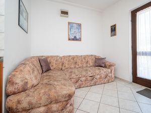 23917169-Ferienwohnung-4-Starigrad-Paklenica-300x225-1