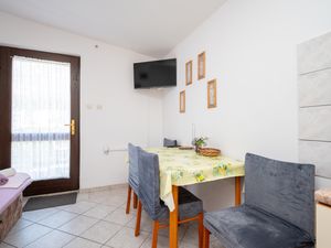 23917169-Ferienwohnung-4-Starigrad-Paklenica-300x225-4