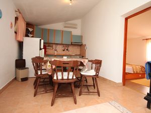 23929417-Ferienwohnung-4-Starigrad-Paklenica-300x225-4