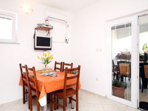 23929433-Ferienwohnung-3-Starigrad-Paklenica-300x225-2