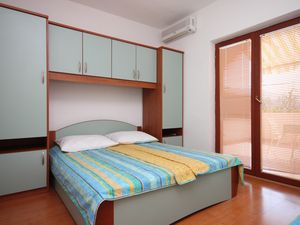 23929440-Ferienwohnung-3-Starigrad-Paklenica-300x225-3