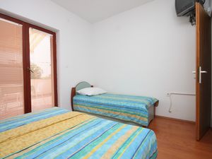 23929440-Ferienwohnung-3-Starigrad-Paklenica-300x225-4