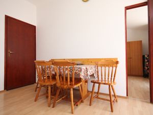 23929259-Ferienwohnung-4-Starigrad-Paklenica-300x225-2