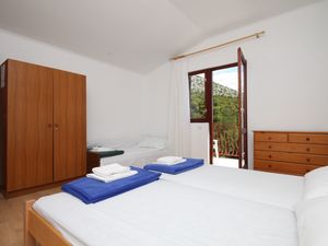 23929260-Ferienwohnung-4-Starigrad-Paklenica-300x225-5