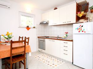 23929435-Ferienwohnung-4-Starigrad-Paklenica-300x225-3