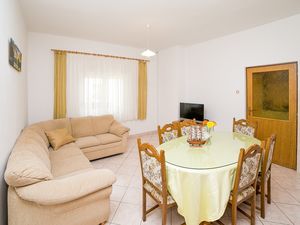 23931711-Ferienwohnung-4-Starigrad-Paklenica-300x225-2