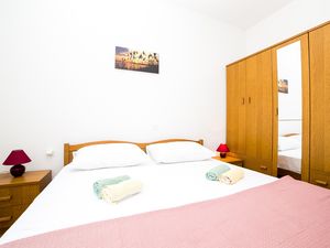 23931711-Ferienwohnung-4-Starigrad-Paklenica-300x225-5