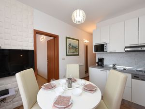 23932497-Ferienwohnung-4-Starigrad-Paklenica-300x225-1