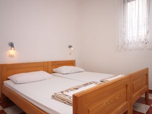 23929442-Ferienwohnung-4-Starigrad-Paklenica-300x225-3