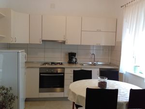 23932752-Ferienwohnung-4-Starigrad-Paklenica-300x225-3