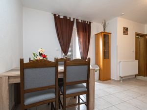 22146491-Ferienwohnung-3-Starigrad-Paklenica-300x225-1