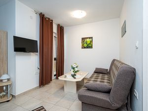 22146623-Ferienwohnung-2-Starigrad-Paklenica-300x225-1