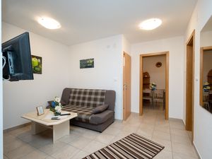 22146623-Ferienwohnung-2-Starigrad-Paklenica-300x225-3