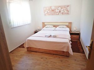 24033453-Ferienwohnung-6-Starigrad-Paklenica-300x225-3