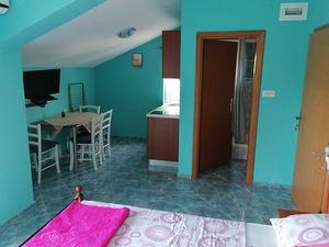 24058846-Ferienwohnung-2-Starigrad-Paklenica-300x225-3