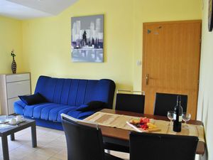 24058848-Ferienwohnung-3-Starigrad-Paklenica-300x225-1