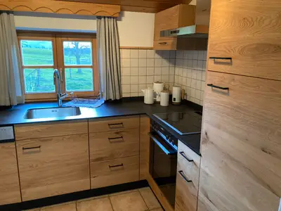 Küche mit Aussicht auf die grünen Wiesen