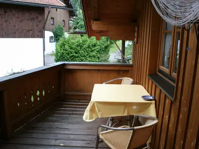 möblierter Balkon mit Bergblick