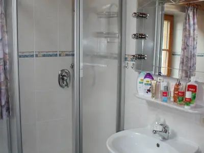 Dusche mit Waschbecken, seperates WC