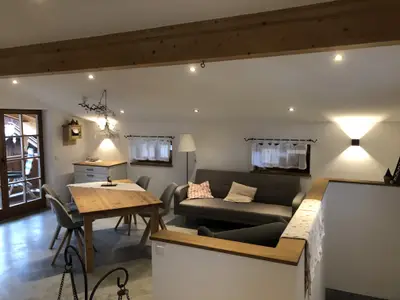 Offener Wohn- und Essbereich mit vollausgestatteter Küche