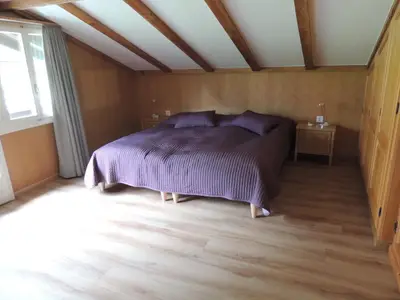 Schlafzimmer mit 2 Betten