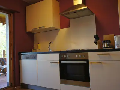 Küche mit Herd, Backofen und Spülmaschine