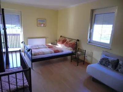 Schlafzimmer I mit Balkon