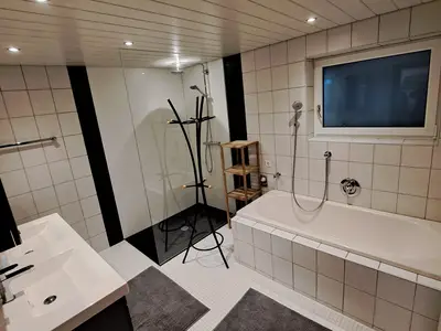 Bad, Dusche+Wanne