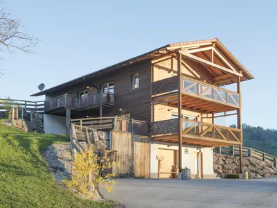 Südostansicht Öko-Ferienhaus mit Parkplatz