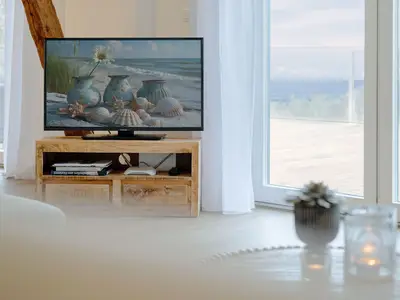 Wohnbereich mit TV, Meerblick und Kamin