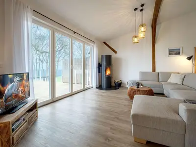 Wohnbereich mit Ofen, Meerblick und TV