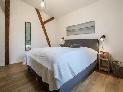 Schlafzimmer mit Boxspringbett (180 x 200 cm), Kleiderschrank