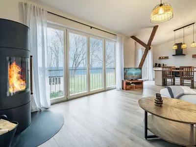 Wohnbereich mit Meerblick, Couch, Ofen und Küche