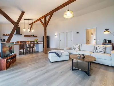 Wohnbereich mit Meerblick, Couch, Ofen und Küche