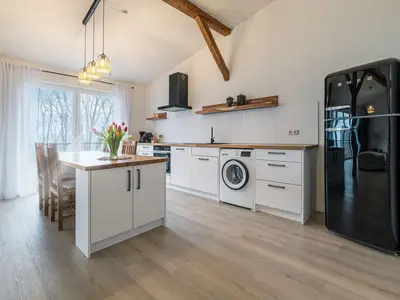 Offene Wohnküche mit Waschmaschine, Geschirrspüler, Meerblick