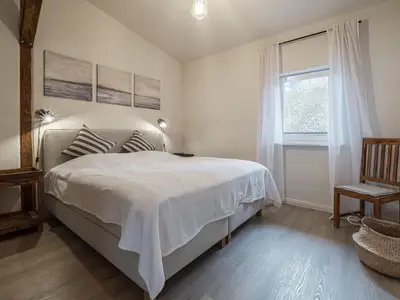 Schlafzimmer mit 1 Boxspringbett (180 x 200 cm)