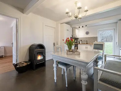 Umfangreich ausgestattete Küche mit Ofen