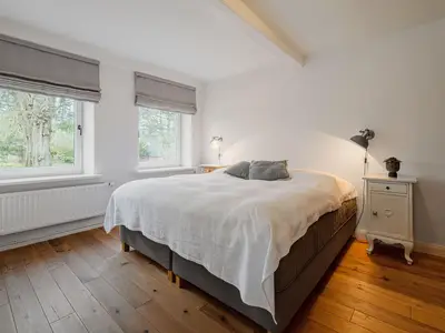 Schlafzimmer im EG mit Doppelbett (180 x 200 cm) und Kleiderschrank