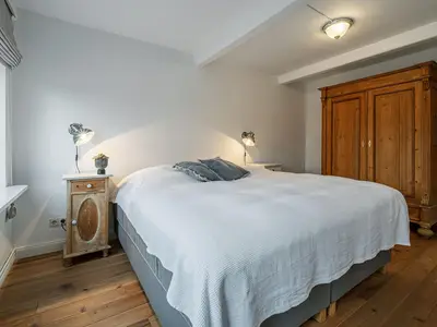 Schlafzimmer im EG mit Doppelbett (180 x 200 cm) und Kleiderschrank